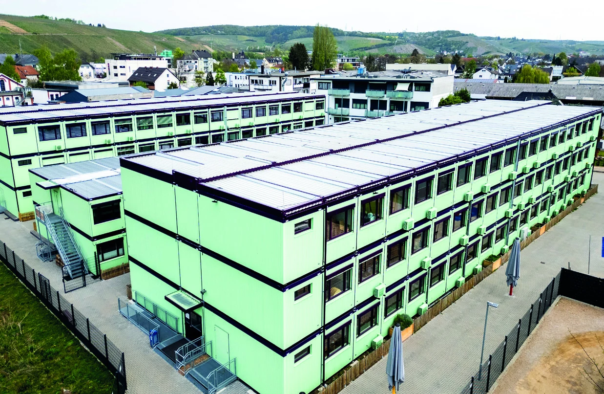 Luftbild der mehrgeschossigen Modulanlage der Levana-Schule