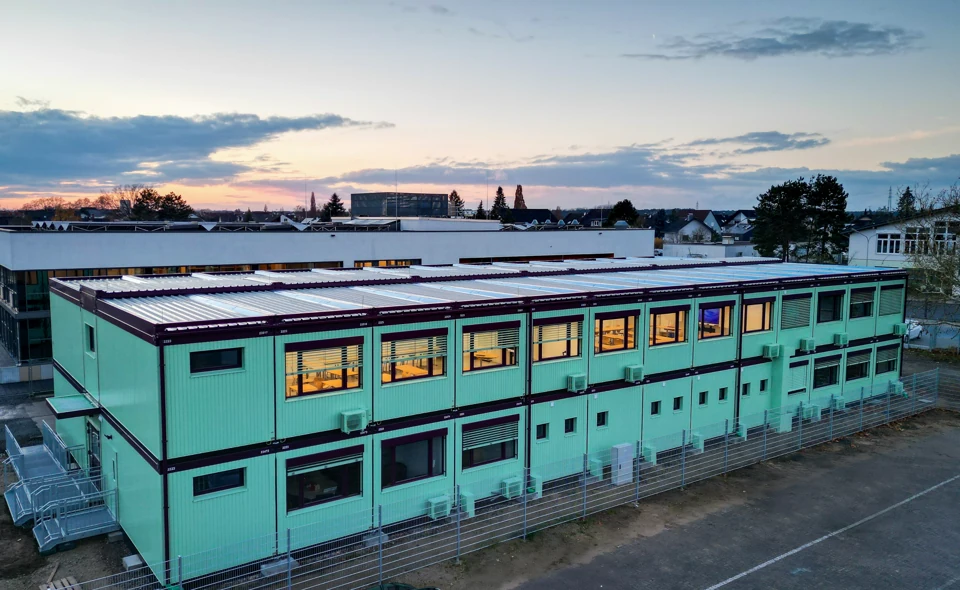 Luftbild der X-class Anlage der Bachgauschule Babenhausen in der Abenddämmerung