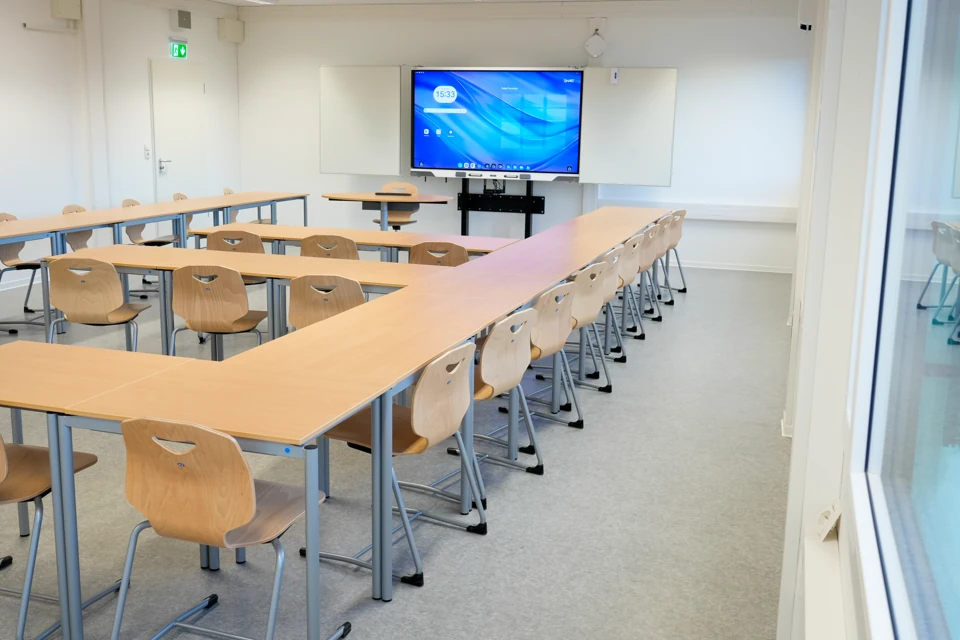 Klassenraum der Bachgauschule Babenhausen mit digitaler Tafel und Tischreihen