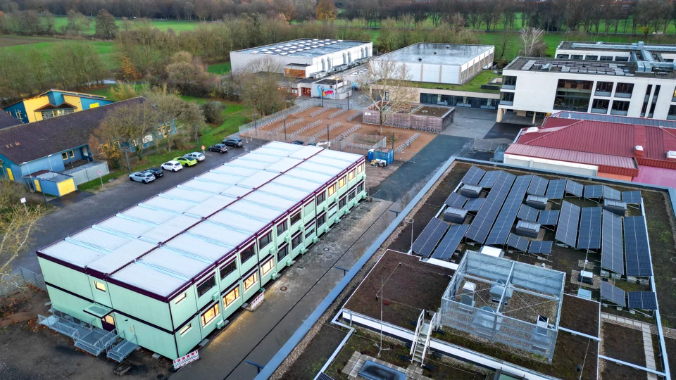 Luftbild der zweigeschossigen X-class Anlage am Campus Babenhausen